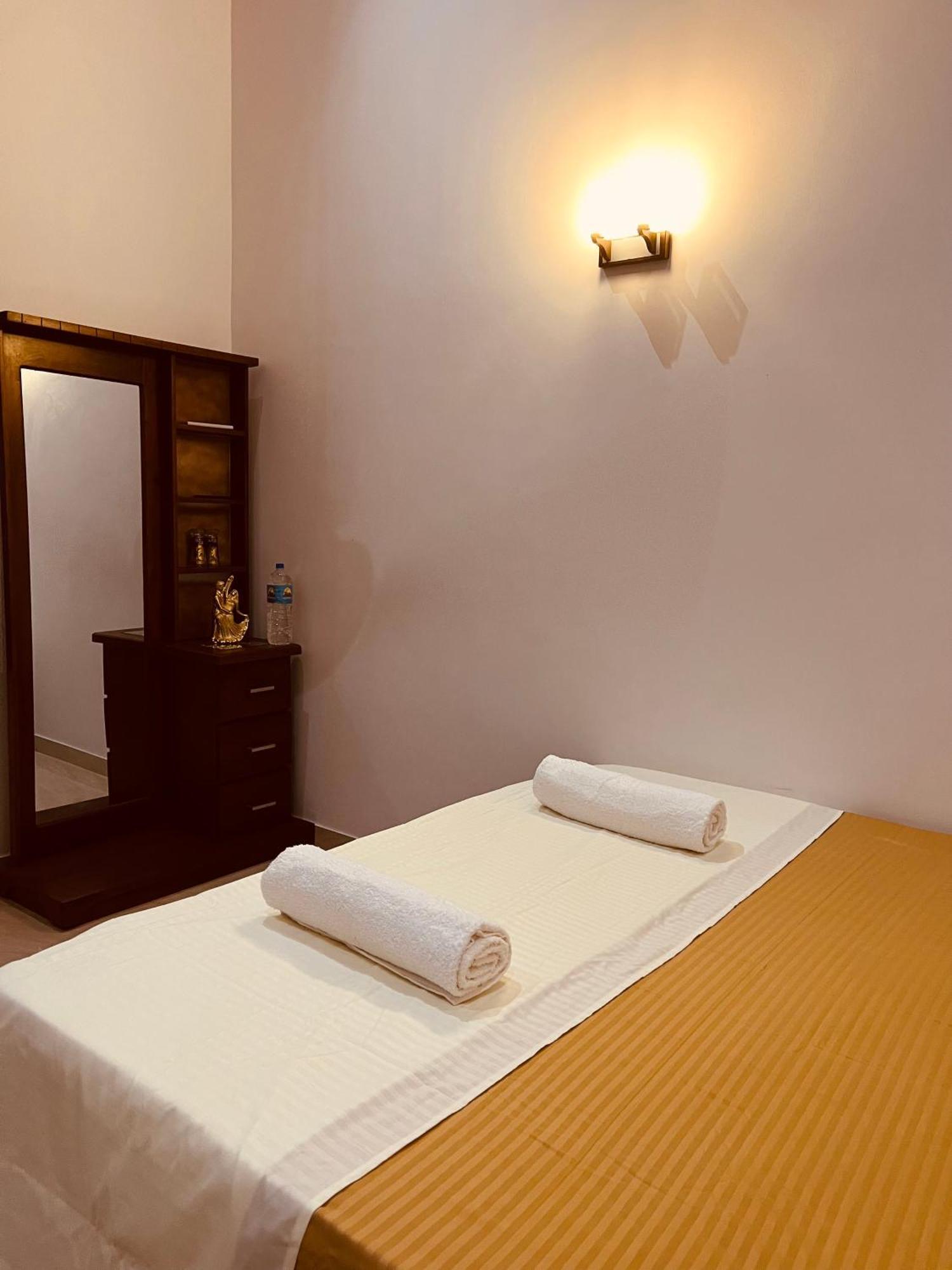 Ahasna Airport Villa Negombo Exterior foto