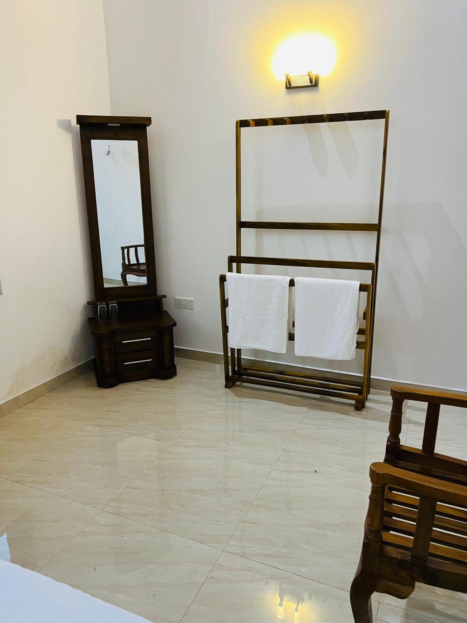 Ahasna Airport Villa Negombo Exterior foto
